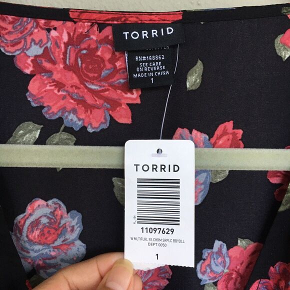 Torrid Babydoll Top Womens 1X 14/16 Black Floral V Neck Surplice Romantic Witchy - Picture 6 of 12